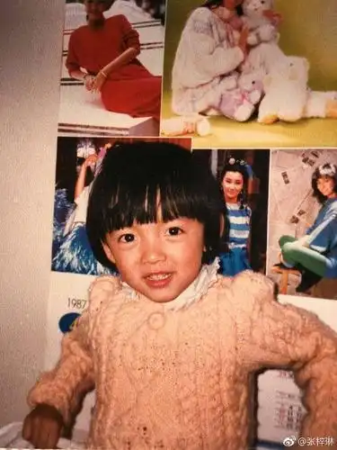 张梓琳晒童年照,胖妹和她小时候一模一样,墙壁上贴纸暴露了这点