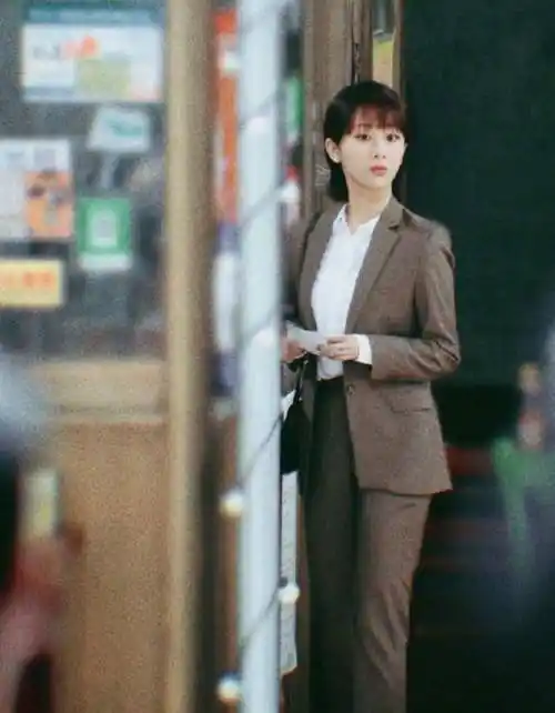 杨紫又瘦了新剧路透曝光一身西装秒变女王身材绝了