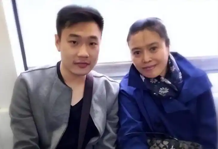 丁嘉丽责怪儿子不用功,儿子却怒气横生的指责她:"如果不是你让我被