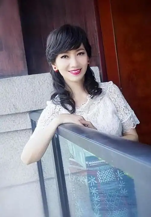 赵雅芝的影视作品无疑有很多经典之作,但其中最具代表性的要属她在"白