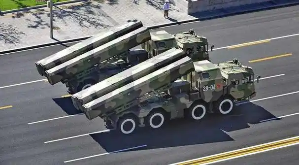 曾在大阅兵中一度引发媒体猜测与外界关注的中国东风-100导弹,其神秘