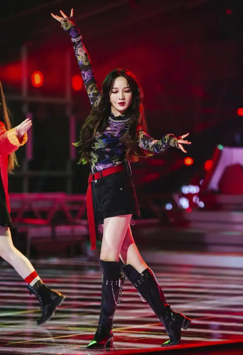 简介:孟佳《乘风破浪的姐姐》第三期剧照图片,分享一组乘风破浪的姐姐