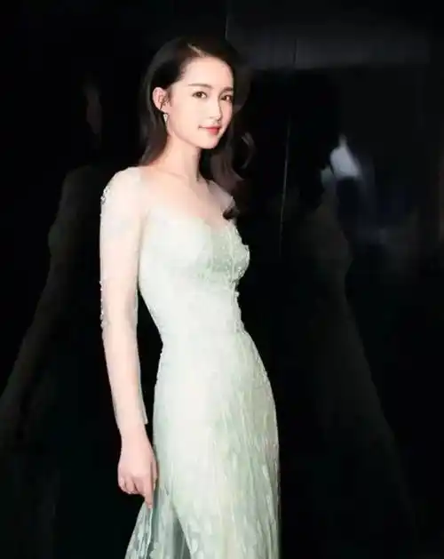 她的身材苗条而有力.李沁身高166cm,体重42kg,bmi指数15.