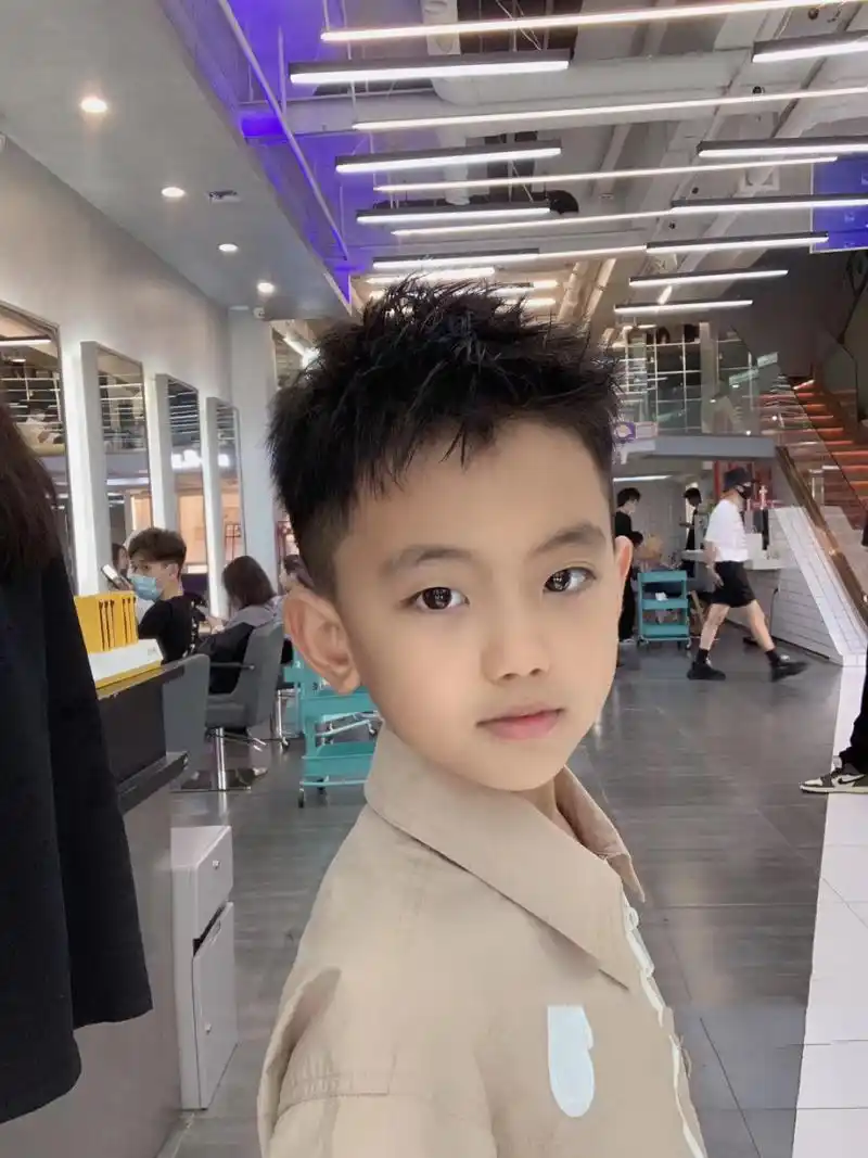 超帅推荐 今日烫发 16615颜值不够发型来凑,阳光男孩发型必备