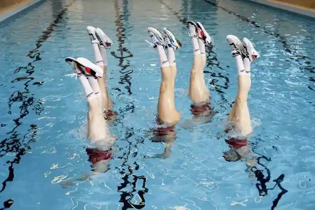 她们为什么要在游泳池里穿球鞋?