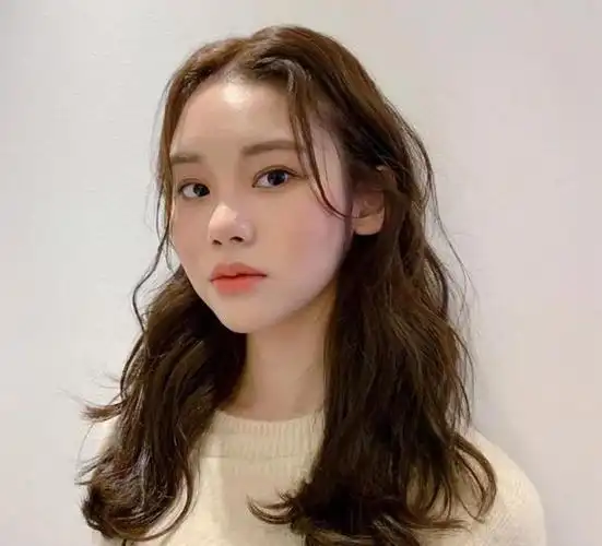 "空气刘海"过气了,现在最流行的刘海是它,清新减龄又瘦脸!