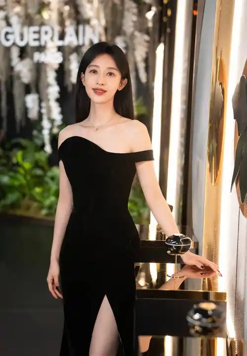 明星写真:张俪高开叉一字肩上衣,美腿细脚尽显成熟女人的魅力_身材