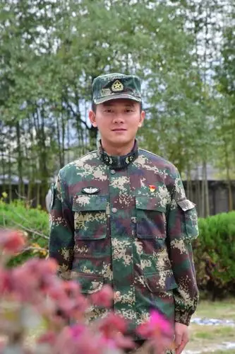 17岁,高中毕业的他,怀揣着"橄榄绿"梦想,告别了亲人,来到了部队,成为