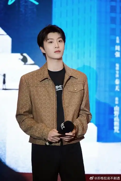 范丞丞喉结特写