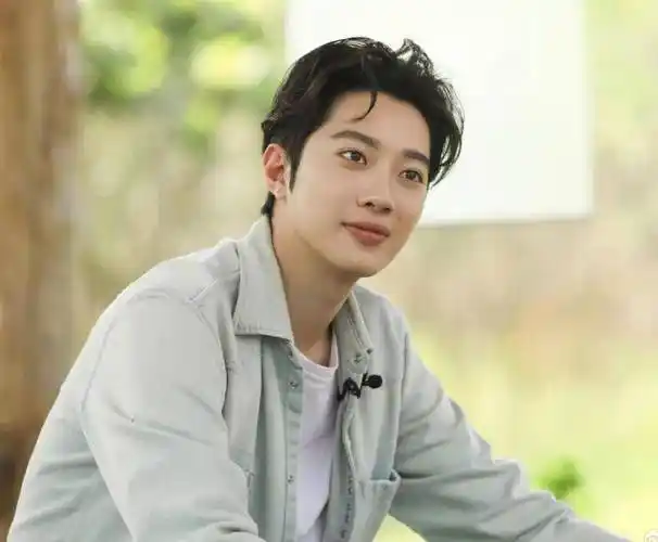 赖冠霖发文要换赛道退圈,出道8年转型3次都失败,换女友倒勤快