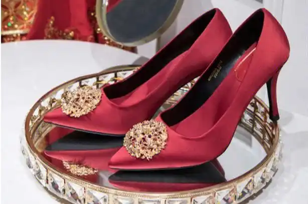 敬酒服穿什么颜色的鞋