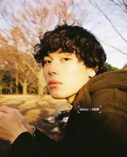 适合秋冬的日系卷发男生少年感短发