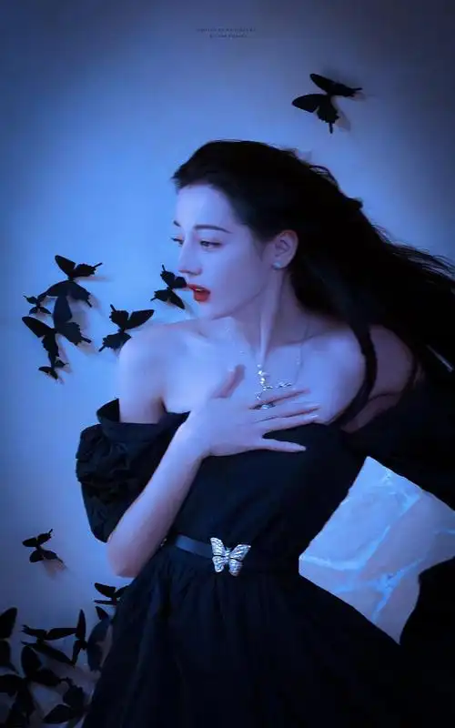 迪丽热巴红秀十一月刊封面