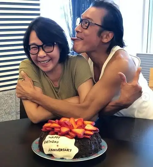梁家辉帮老婆庆生!亲密依偎搂入怀中,曾霸气护老婆被讥又胖又丑