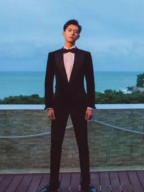 长得丑别硬穿西装这10位男星告诉你什么是潇洒俊朗贵气逼人