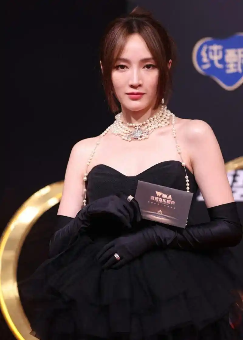 孟佳抹胸人鱼裙秀身材曲线,搭墨镜摩登时尚,不愧是韩流鼻祖