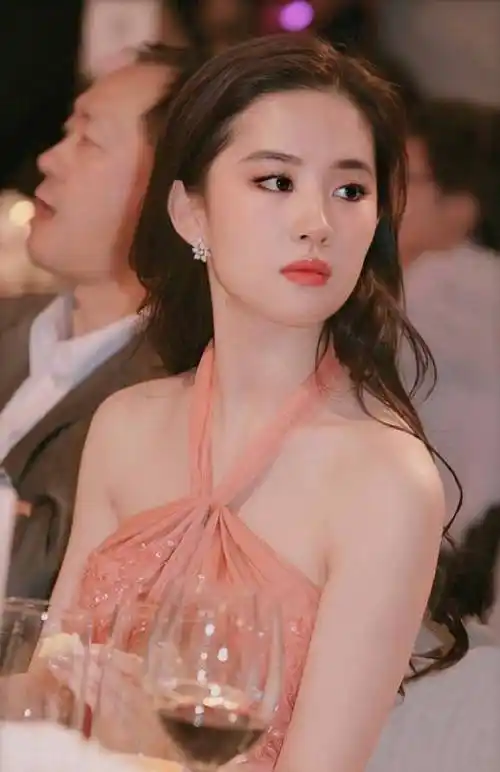 刘亦菲的美是那种符合三庭五眼的审美的美, 颜值巅峰的刘亦菲几乎无人