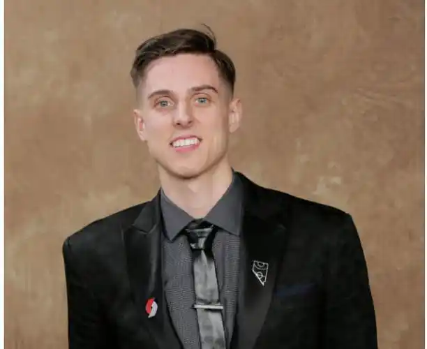 大前锋:扎克-科林斯身高2米16,年龄27岁,职业生涯累计赚到了5100万