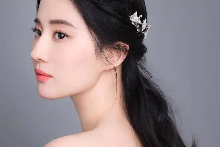 刘亦菲穿露肩长裙完美展现天鹅颈侧脸照高清壁纸