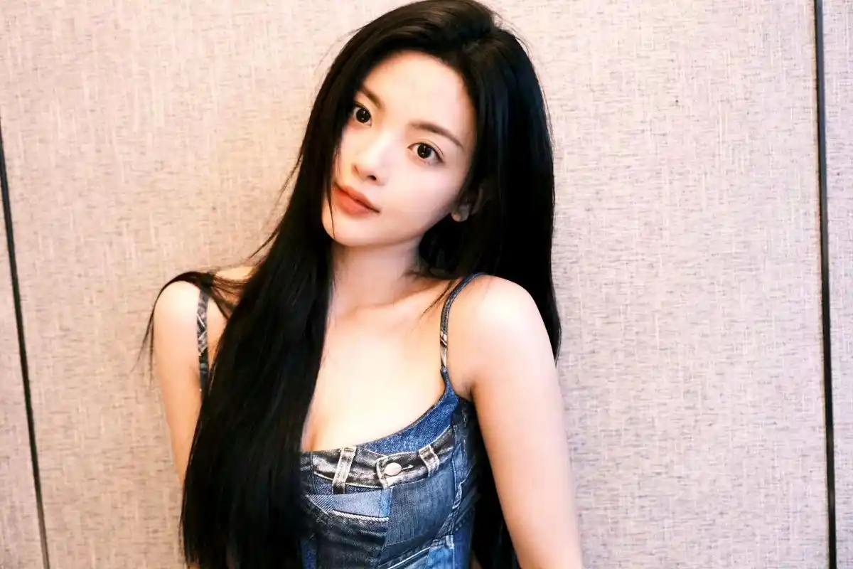 杨超越穿牛仔蓝吊带,特别不一样的美.女神妹妹,气质满分.