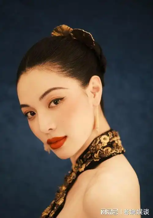 钟楚曦身上条条带带很性感大嘴美女吃四方优雅又大气旺夫相