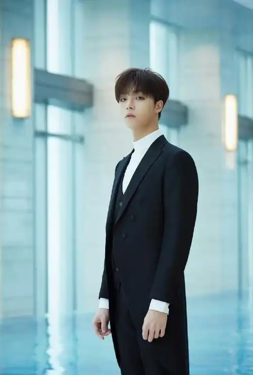 一提到陈立农,大家都会把印象停留在17岁时穿着粉