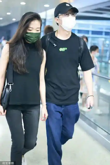 黄轩与女友现身机场#黄轩和女朋友好甜呀!