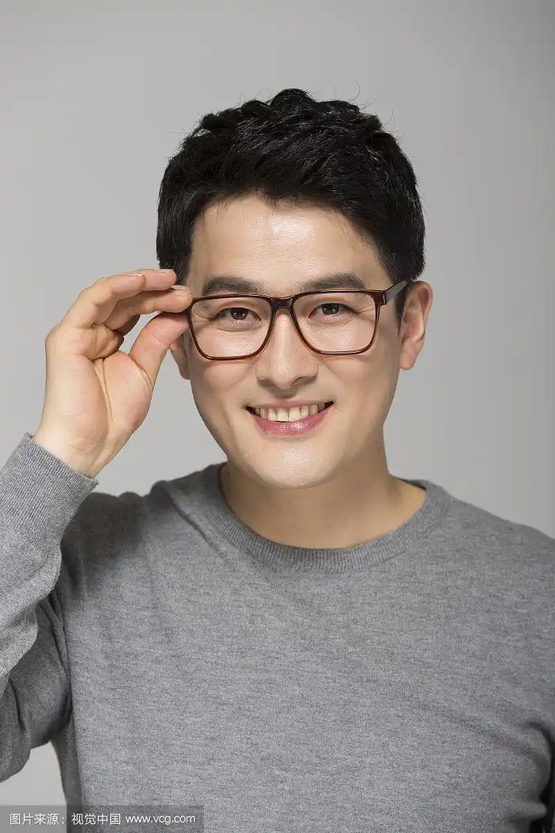 戴眼镜的中年男子肖像