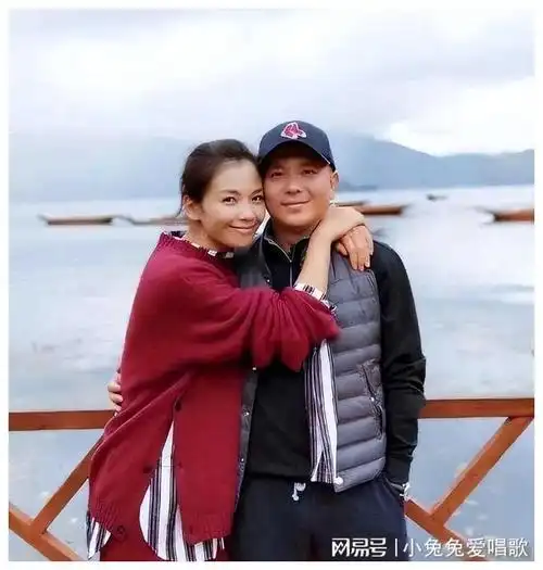 刘涛晒全家福,她44岁细嫩像少女,小2岁老公头顶秃秃像老头