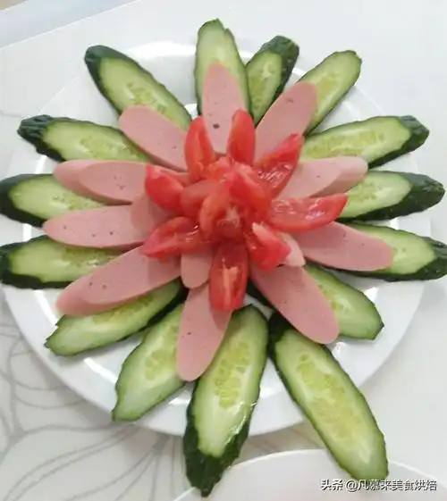 黄瓜冷拼9,黄瓜卷用削土豆的刀子削成片,卷成卷摆盘,加入调味品凉拌.