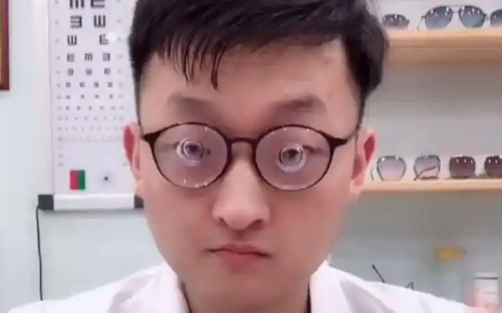 1万度的眼镜,我觉得看到了宇宙的尽头