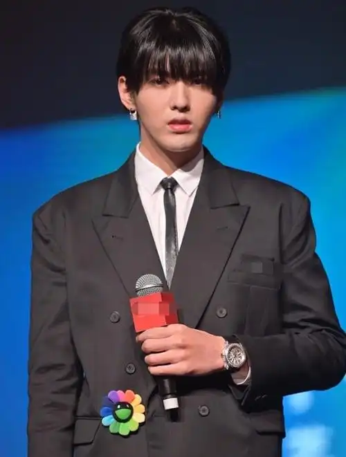 吴亦凡新造型一言难尽!剪"锅盖头"不够,还系幼儿园时期的领带_平刘海