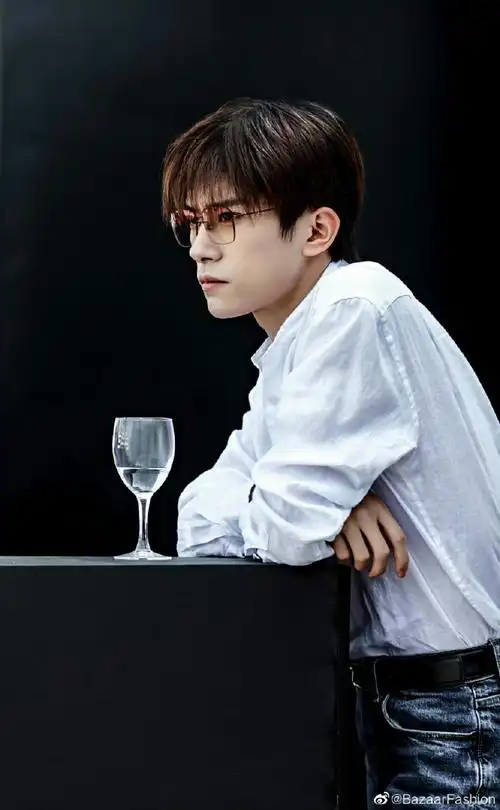 易烊千玺戛纳生图#白衬衫搭配牛仔裤简约随性,配上有颜色的细框眼镜