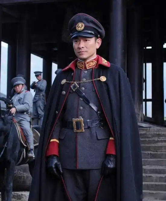 军装与众不同,它代表着责任,象征着正义,蕴含着正直,它是国家脊梁的