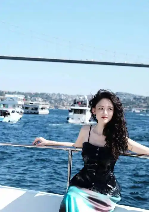 陈乔恩结婚后烫了羊毛卷,穿蓝衣 橘裙去度假,44岁美出新高度_蓝色