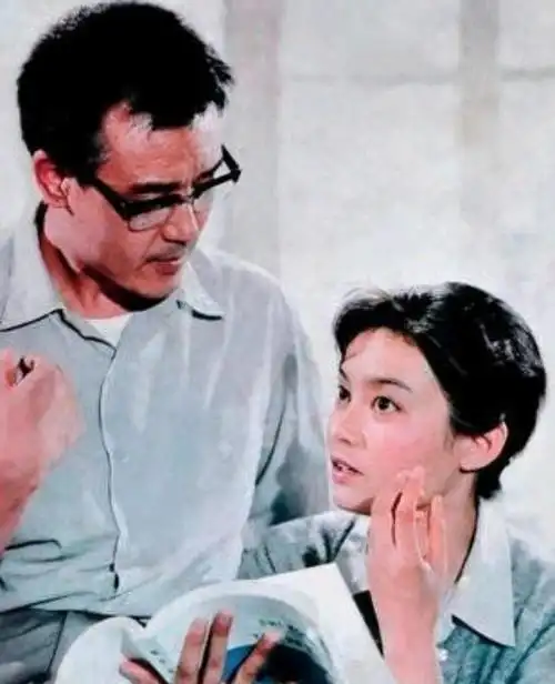 电影《人到中年》剧照