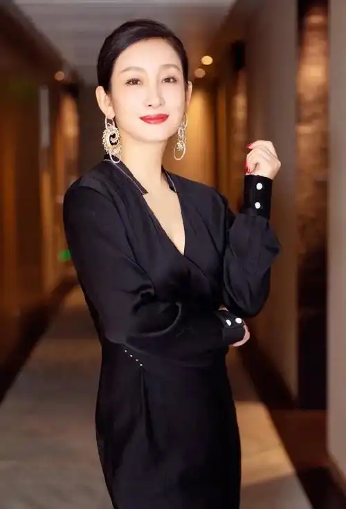 才貌双全的秦海璐,美艳动人,魅力无限的写真照!__财经头条