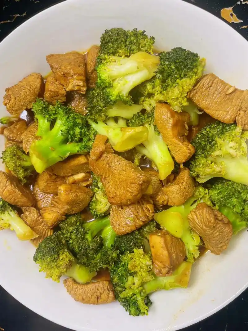 推荐给减脂的姐妹们的西兰花炒鸡胸肉!