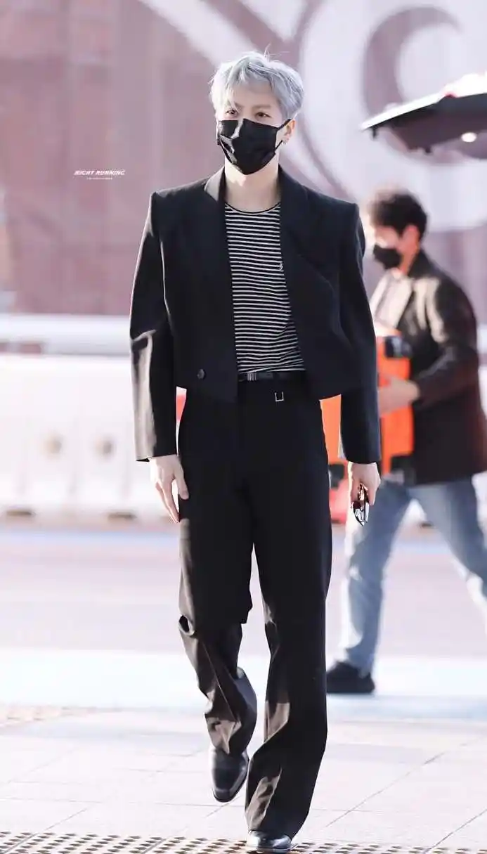 王嘉尔最新机场私服分享,黑色短肩西装外套搭配黑白条纹圆领t恤,黑色