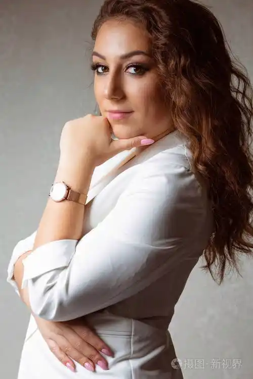 一位皮肤黝黑的女士的特写肖像