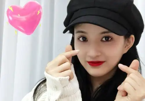 自从《创造营房2020》播出之后,刘些宁微博涨了很多粉丝,但她关注的人