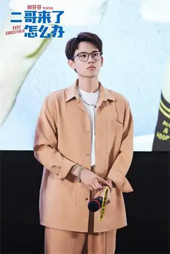 胡先煦西装眼镜造型文质彬彬 观影现场表演大哥式步伐.jpg