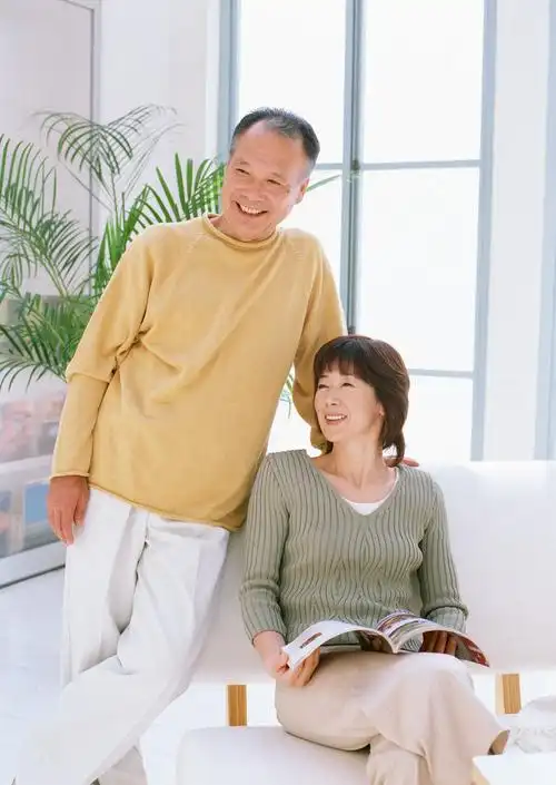 恩爱夫妻图片老年人情侣夫妻休息居家