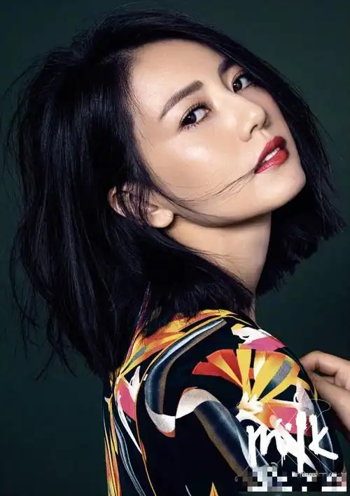 高圆圆穿纱裙回眸笑女神美出新高度为某杂志拍摄的一组封面