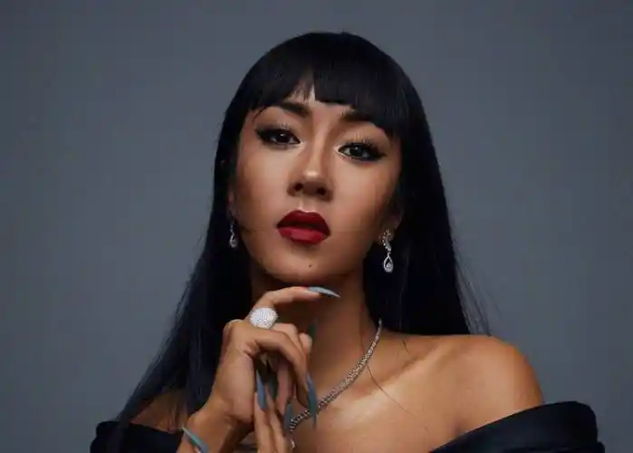 吉克隽逸被曝新恋情,和男子亲密搂腰同喝一瓶水,网友:该恋爱了_黑衣