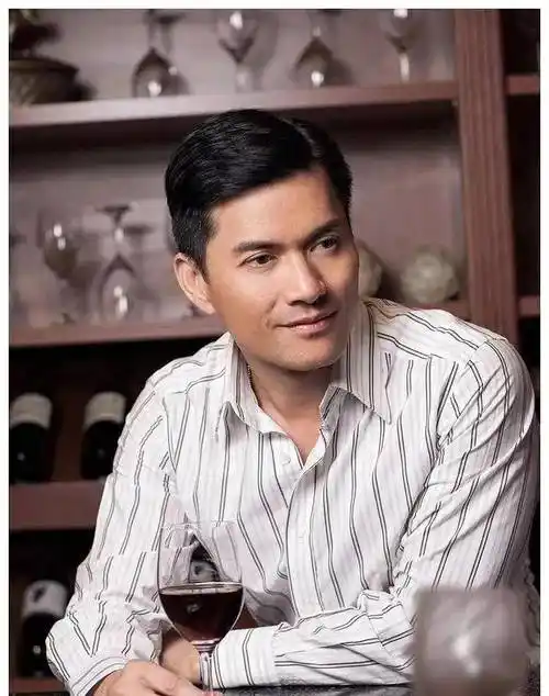 1955年的吕良伟,被时间遗忘的男人!不老男神_舞蹈_魔性_年代