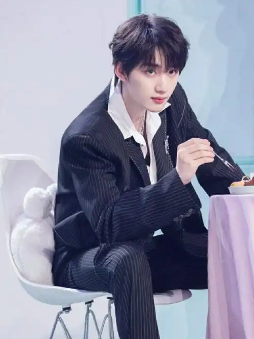 丁程鑫黑色条纹西装