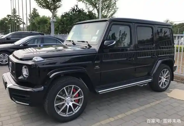 "白富美"惹人羡慕,左宾利右大g全是粉色,可都没她的背影吸睛