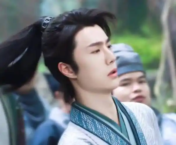 王一博《有翡》剧照公开,古装扮相帅出新高,肖战现在完全比不了_形象
