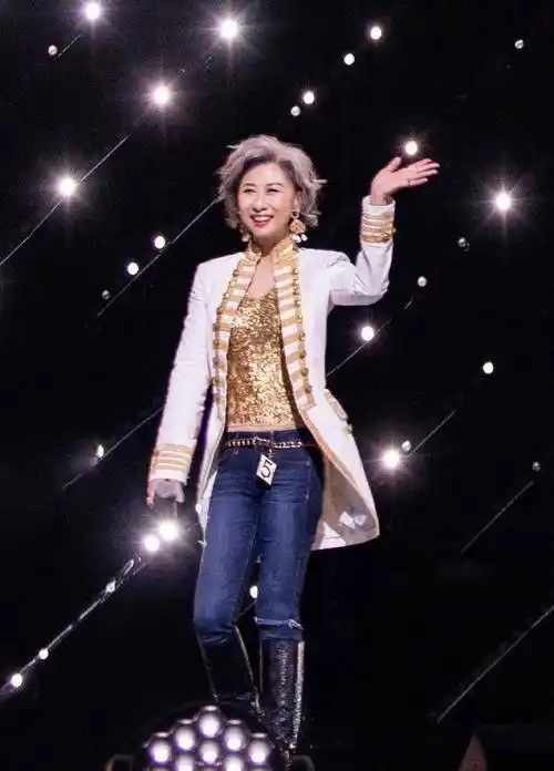 真的被叶倩文迷住了,60岁一身蓝色西装亮相,干练霸气胜过女总裁_质感